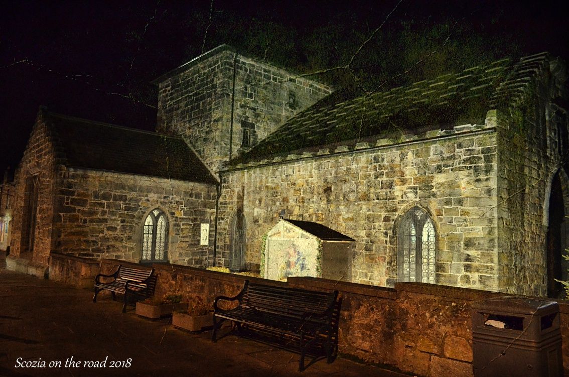 chiesa con panchine