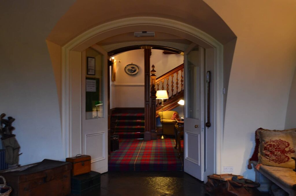 gli interni di Ackergill Tower, castelli in scozia