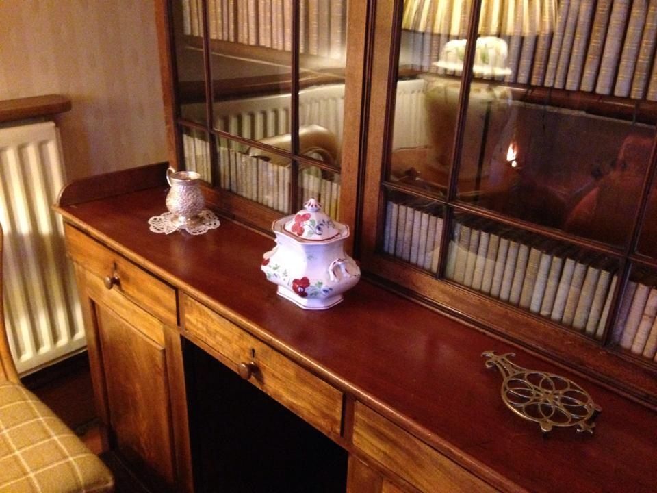 interno di salotto con porcellane