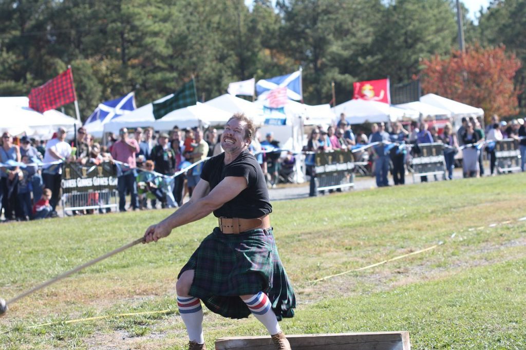 Partecipanti Highland Games in kilt scozzese tradizionale durante competizione