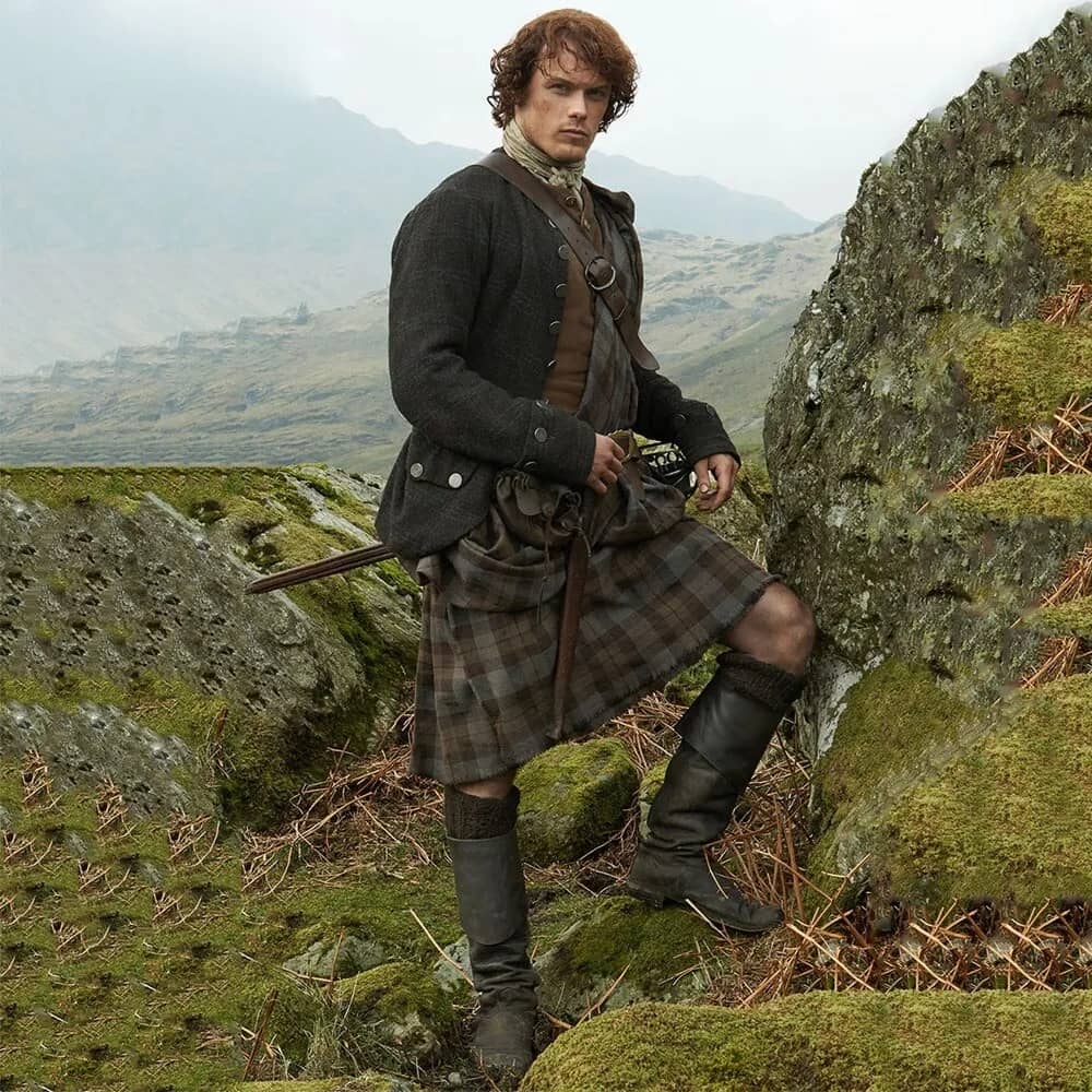 Jamie Fraser con kilt tartan scozzese nella serie TV Outlander