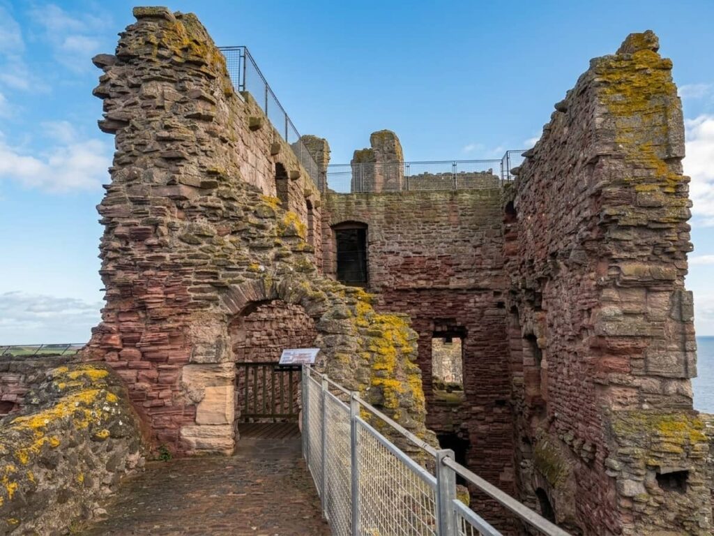 Tantallon Castle, Bass Rock e Seacliff: 3 luoghi imperdibili in Scozia 15 i resti di tantallon castle