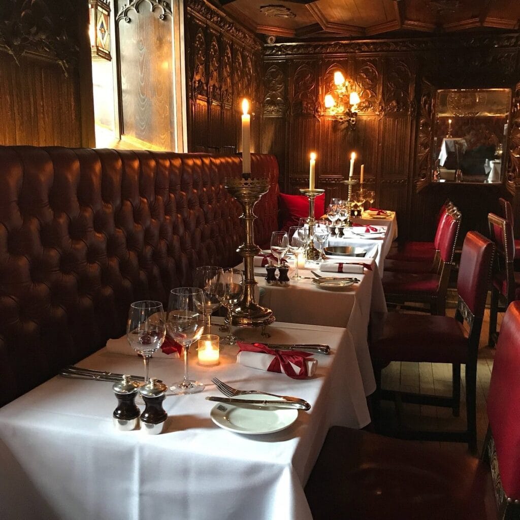 Gli interni del romantico ristorante - The Witchery by the Castle