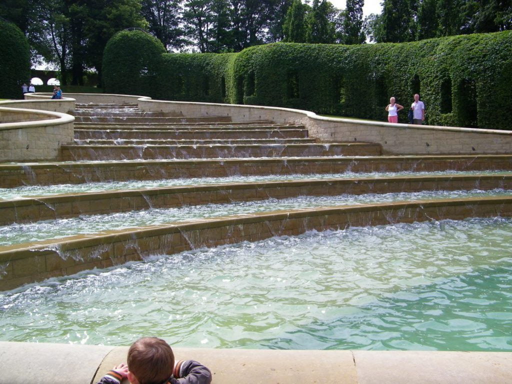 Alnwick Castle: il vero castello di Hogwarts esiste e si può visitare 43 fontana alnwick castle