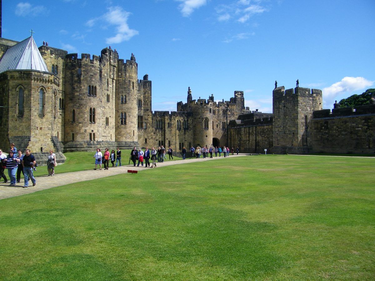 Alnwick Castle, il vero castello di Hogwarts, prato verde