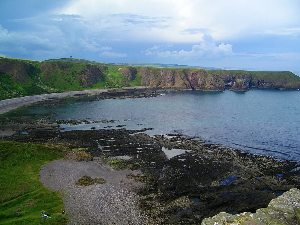 baia vista da Dunnotar castle con war memorial sullo sfondo nella collina