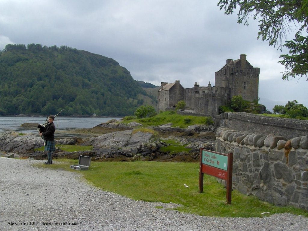 eilean donan castle, castello, suonatore di cornamusa