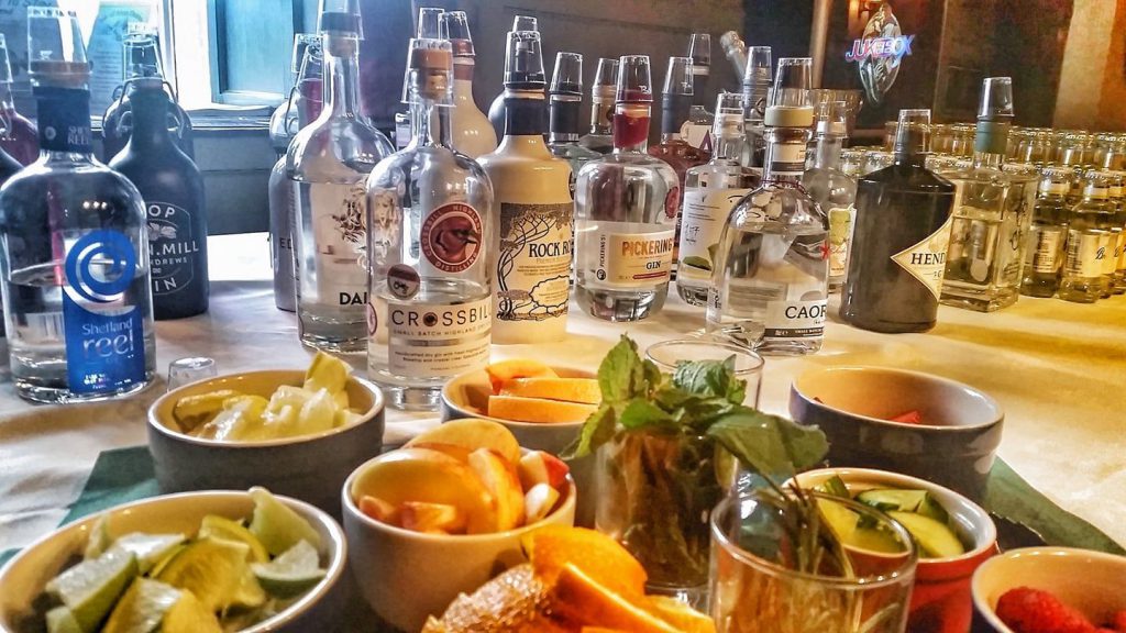 gin, bottiglie, tazzine
