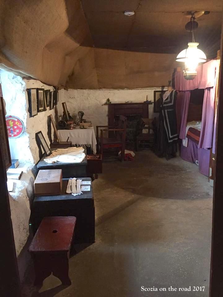 stanza, tavolo, finestre