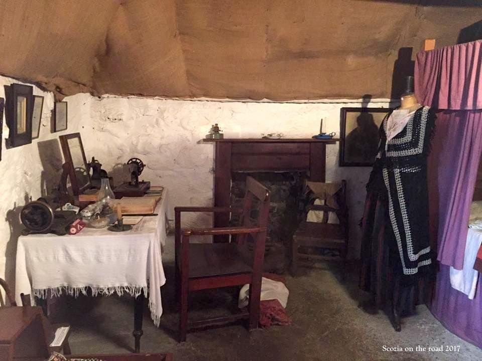 stanza, camino, sedia di legno