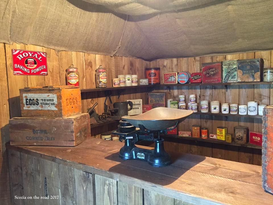 negozio con barattoli