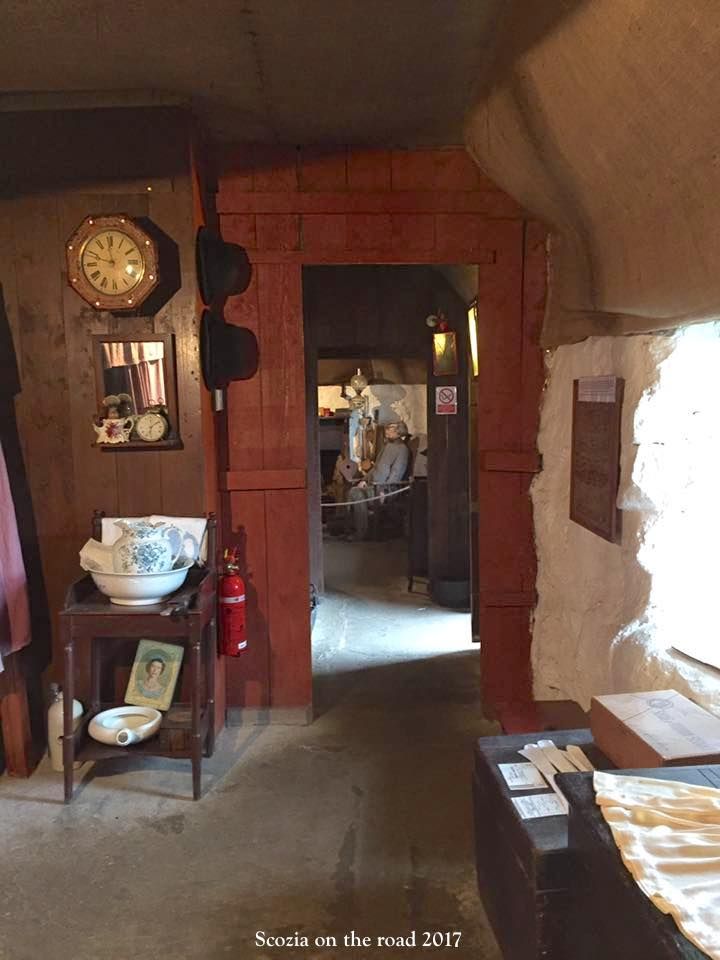 interno di craft, porta, orologio