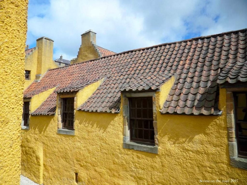 palazzo giallo e tetto rosso