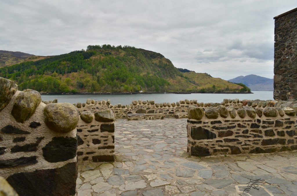 cortile interno del castello, collina e lago