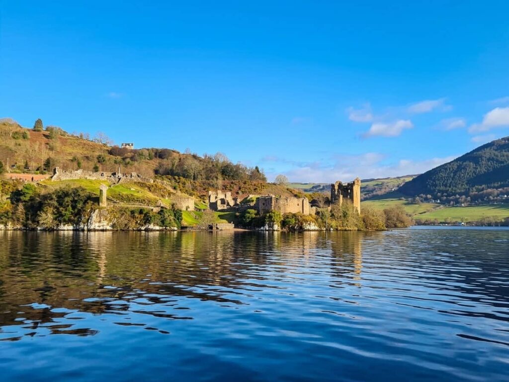 viste su Urquhart Castle dal lago di Loch Ness