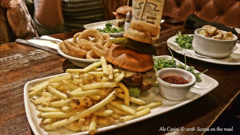 hamburger e patatine fritte