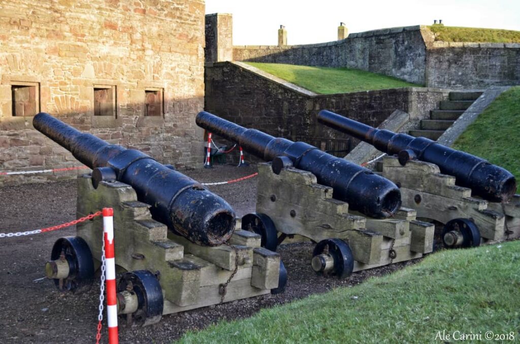 Broughty Castle: il solitario castello sul mare vicino Dundee 4 i tre cannoni all'ingresso di Broughty Castle