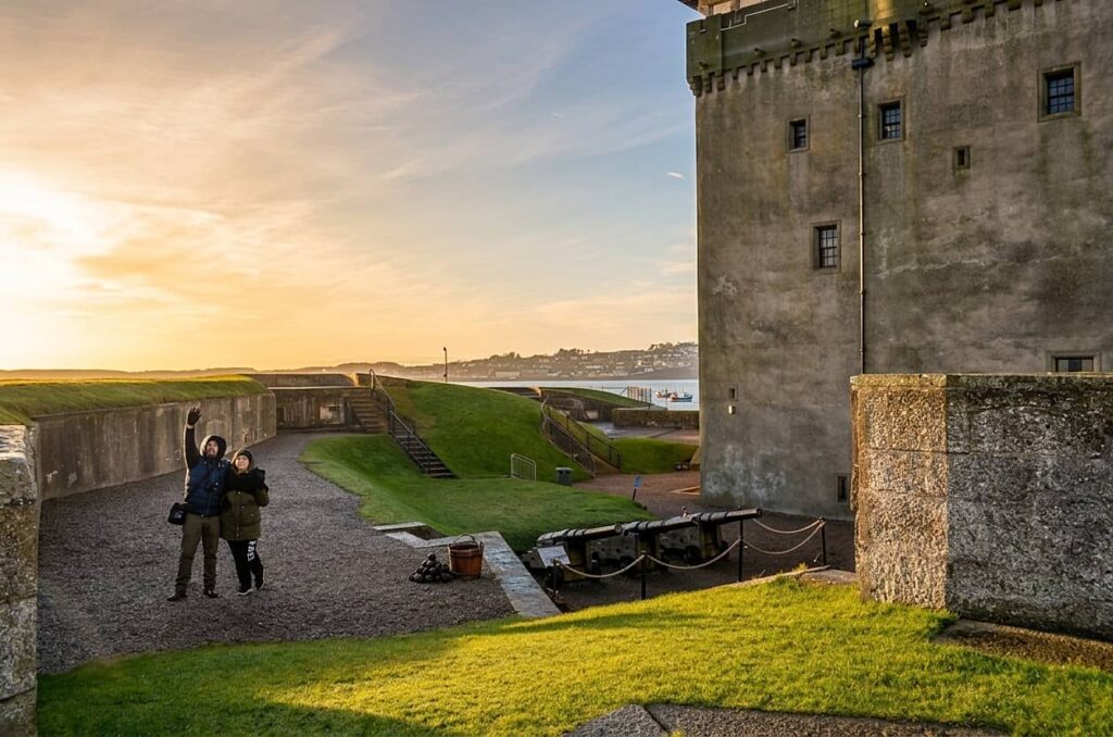 Broughty Castle: il solitario castello sul mare vicino Dundee 11 cortile interno di Broughty Castle