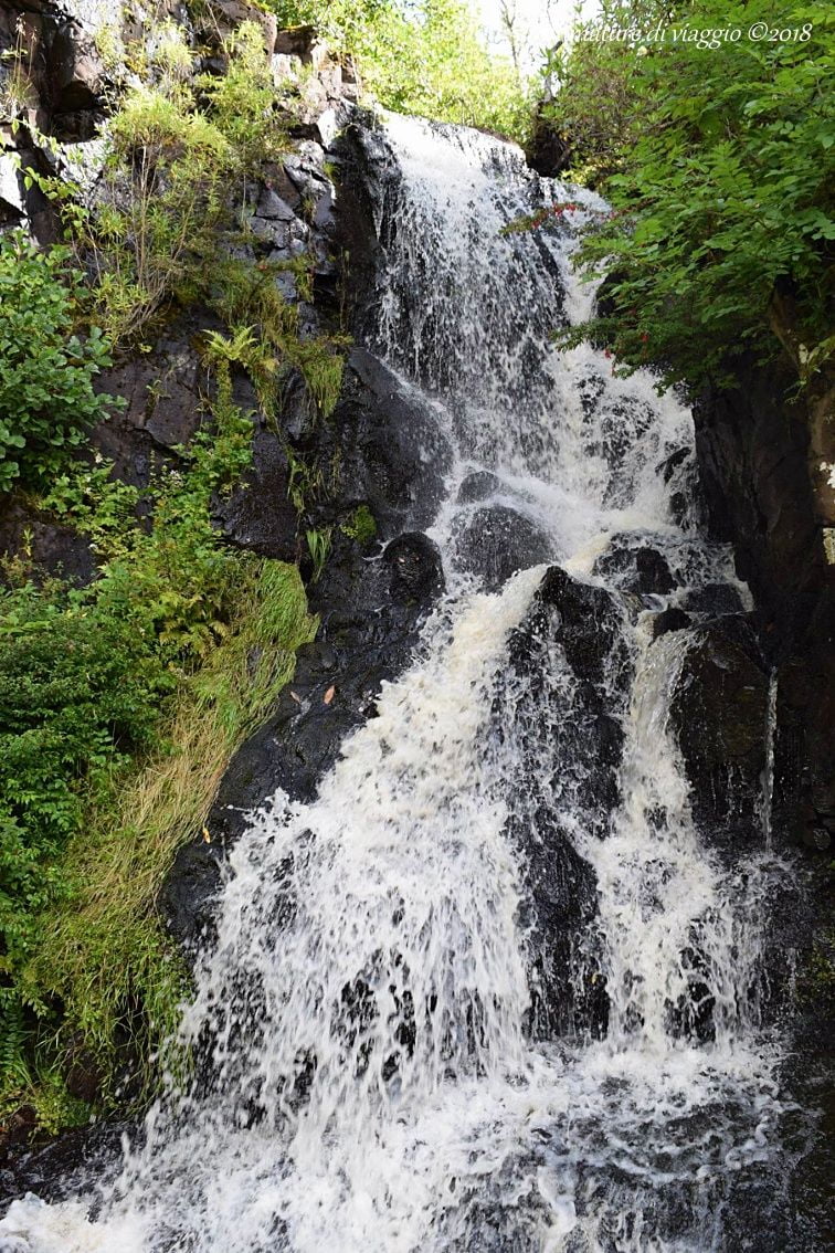 Dunvegan Castle - Isola di Skye: giardini incantati e bandiera delle fate 14 dunvegan castle isola di skye, cascata