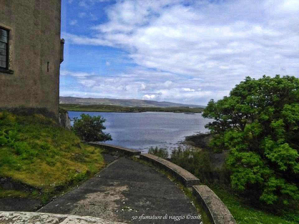 Dunvegan Castle - Isola di Skye: giardini incantati e bandiera delle fate 13 viste su Loch dunvegan, dunvegan castle isola di skye