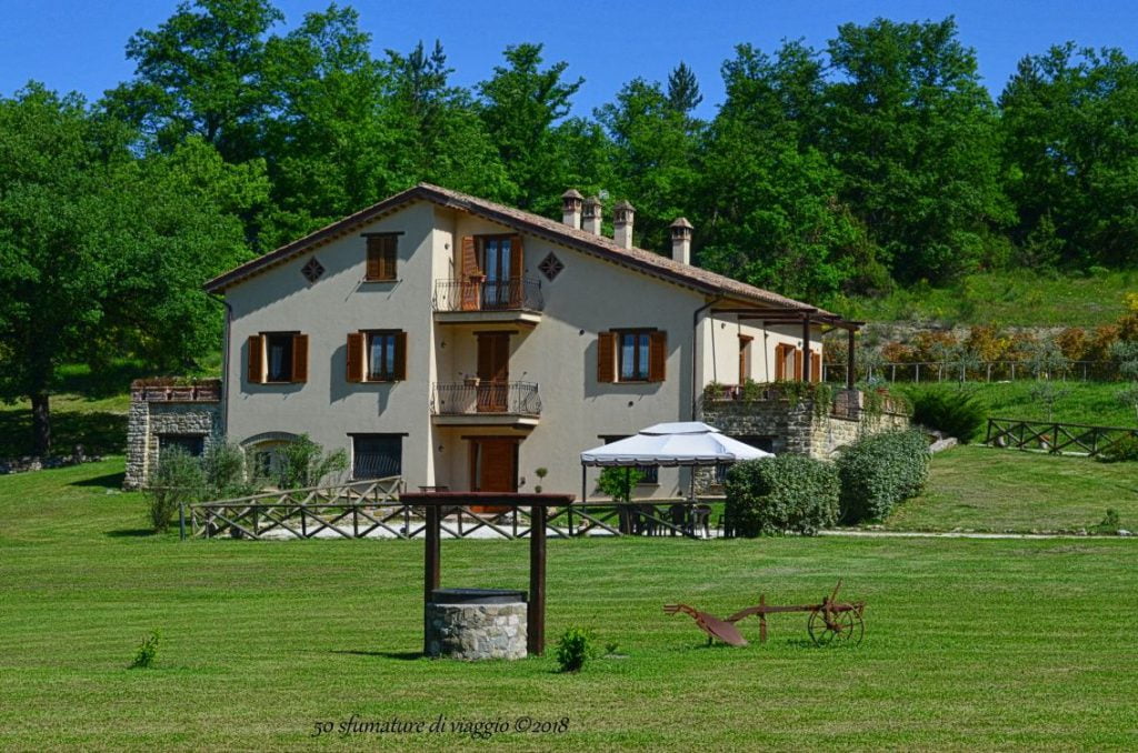 casa nel bosco, pozzo, alberi