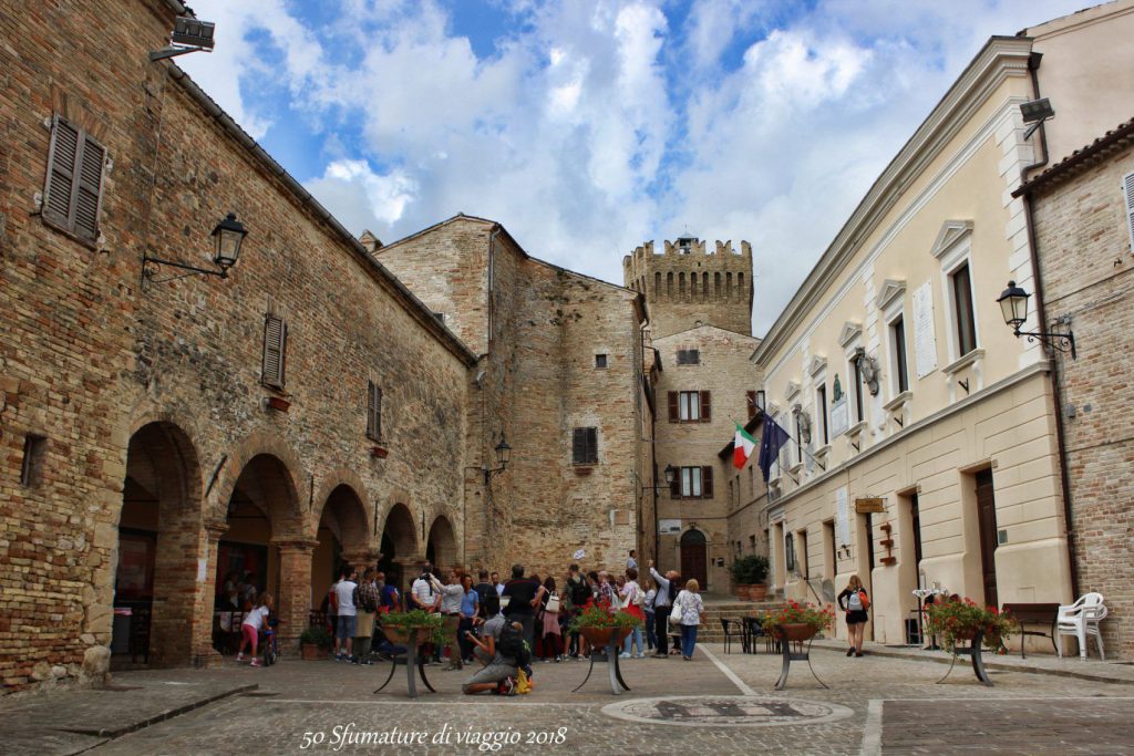 moresco marche, piazza del comune