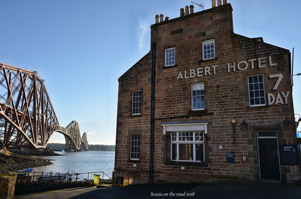 albergo di mattoni, accanto al ponte