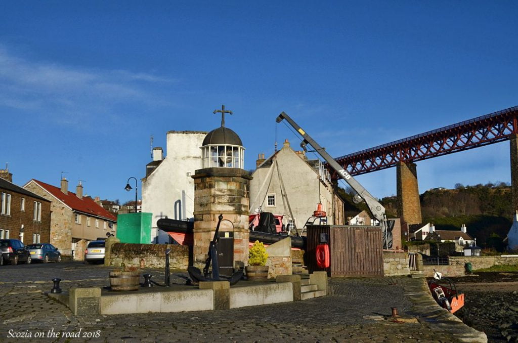 North Queensferry Scozia: ponti sospesi, un piccolo faro e la Regina Margaret 4 faro, ponte rosso e case