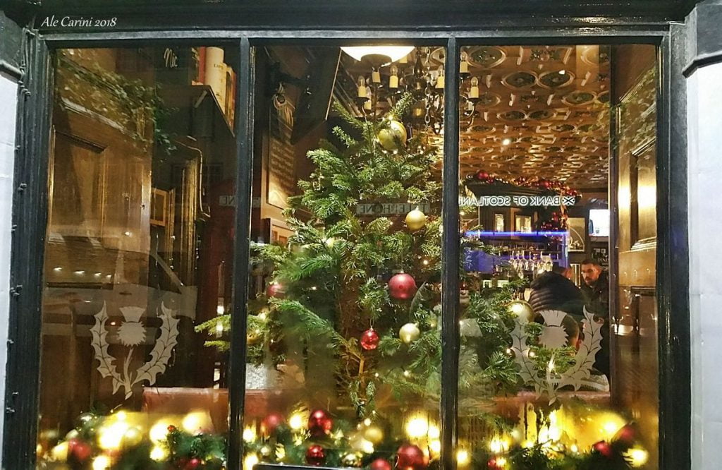 vetrina con albero di natale, edimburgo