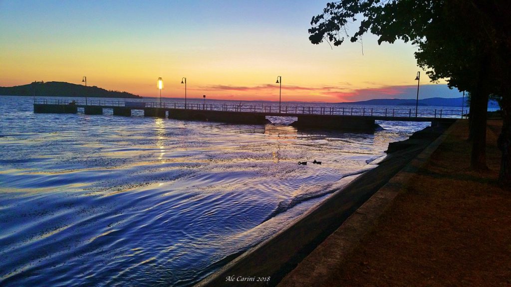 tramonto sul lago trasimeno