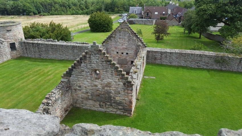 Craigmillar Castle (Scozia): il castello di Mary Stuart e Outlander vicino Edimburgo 11 Resti della cappella di Craigmillar Castle nel cortile esterno