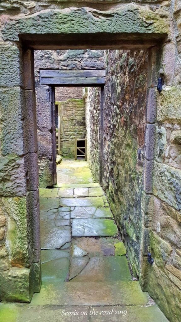 Craigmillar Castle (Scozia): il castello di Mary Stuart e Outlander vicino Edimburgo 8 Scale e passaggi interni di Craigmillar Castle