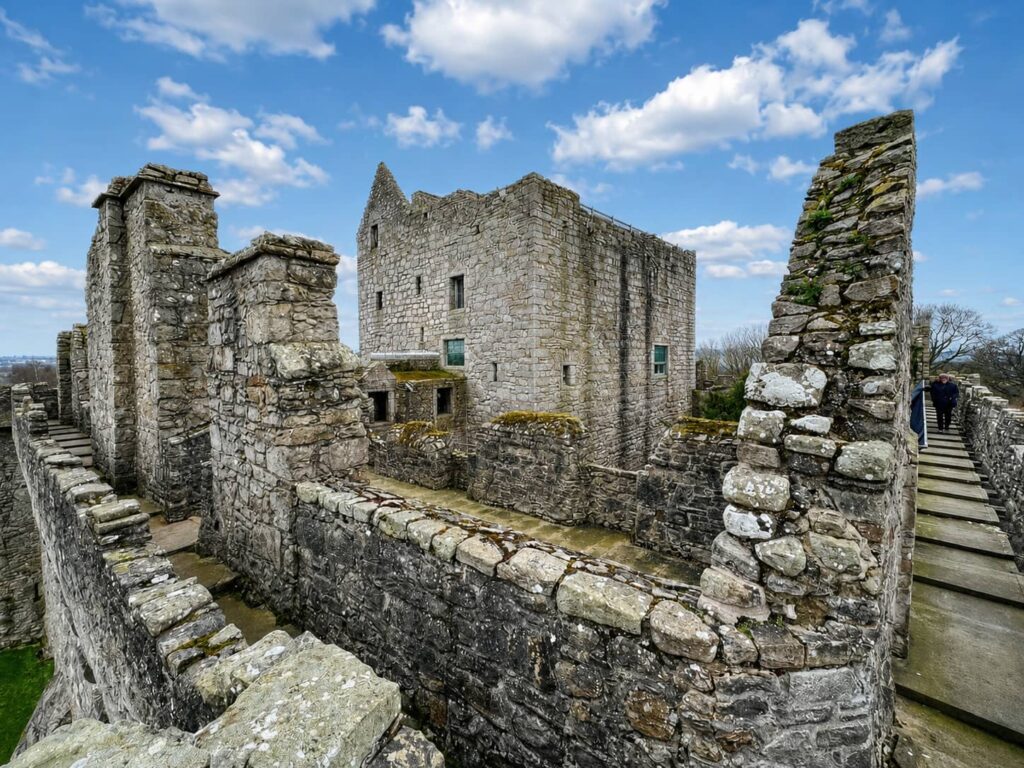 Craigmillar Castle (Scozia): il castello di Mary Stuart e Outlander vicino Edimburgo 5 Camminamenti e Tower House di Craigmillar Castle vicino Edimburgo