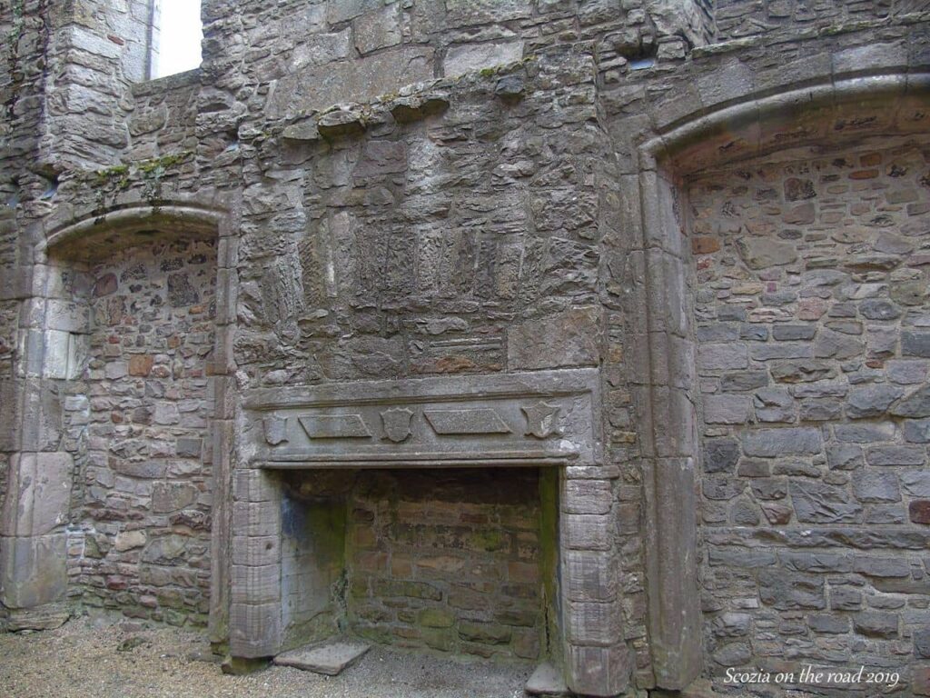 Craigmillar Castle (Scozia): il castello di Mary Stuart e Outlander vicino Edimburgo 12 Camino scolpito nell’ala Gilmour di Craigmillar Castle