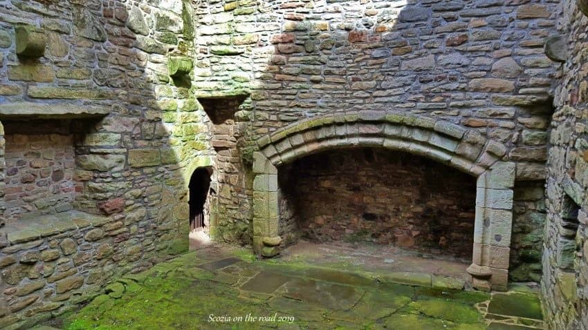 Craigmillar Castle (Scozia): il castello di Mary Stuart e Outlander vicino Edimburgo 7 Grande camino in pietra scolpita nella Tower House di Craigmillar Castle