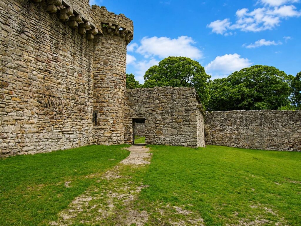 Craigmillar Castle (Scozia): il castello di Mary Stuart e Outlander vicino Edimburgo 24 Craigmillar Castle visto dal parco intorno alla fortezza