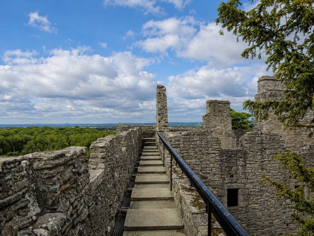 Craigmillar Castle (Scozia): il castello di Mary Stuart e Outlander vicino Edimburgo 25 Camminamento superiore di Craigmillar Castle con vista sulle mura