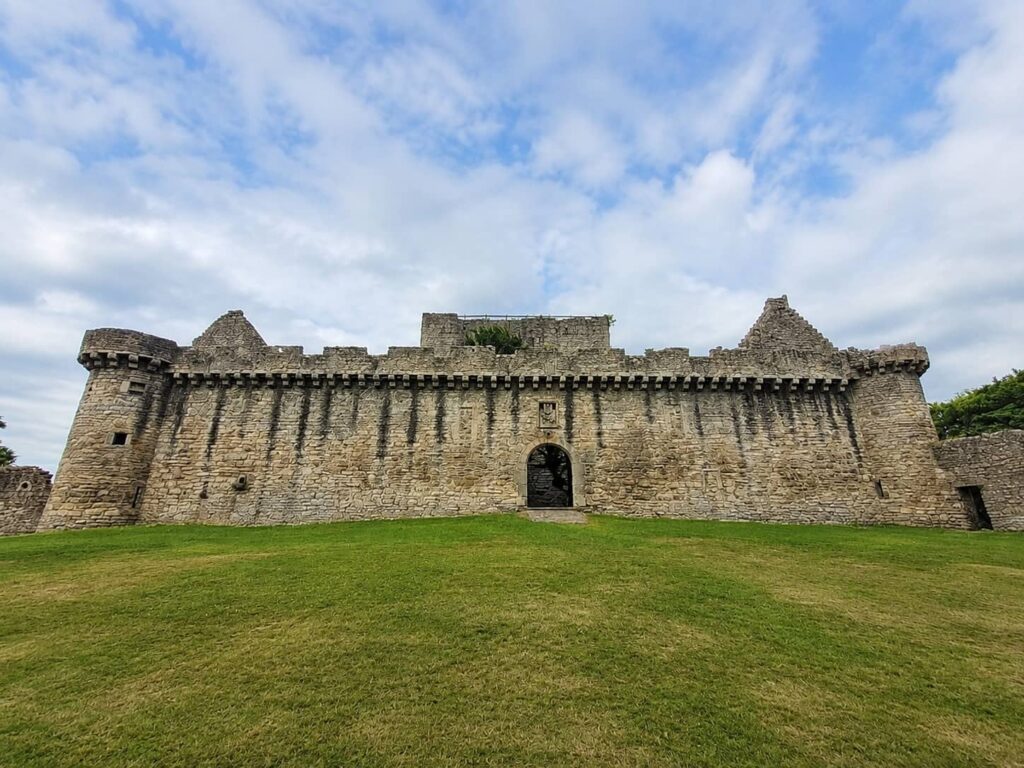 Craigmillar Castle (Scozia): il castello di Mary Stuart e Outlander vicino Edimburgo 26 Facciata fortificata di Craigmillar Castle con torri angolari