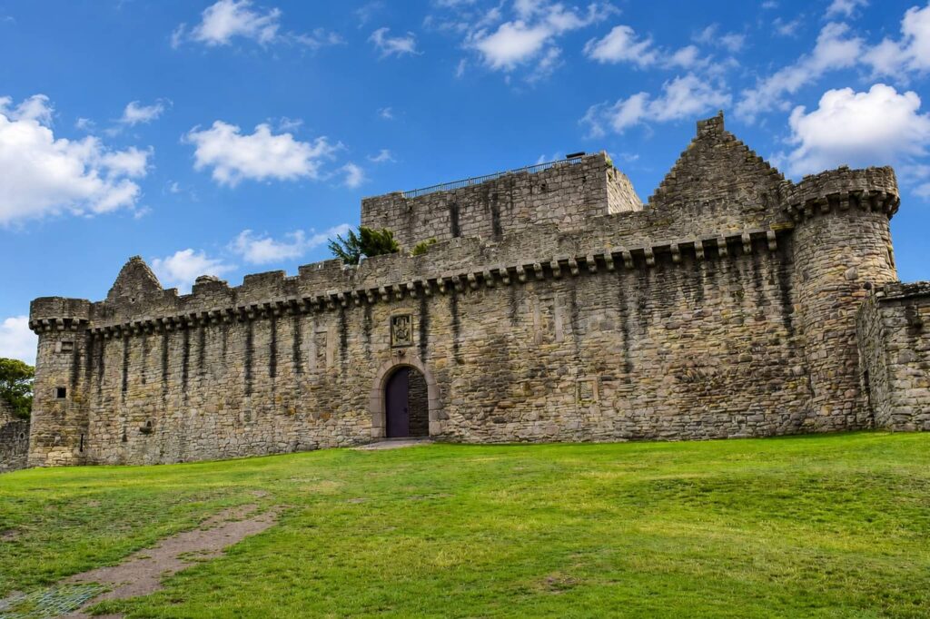 Craigmillar Castle (Scozia): il castello di Mary Stuart e Outlander vicino Edimburgo 13 Facciata esterna e ala Gilmour di Craigmillar Castle
