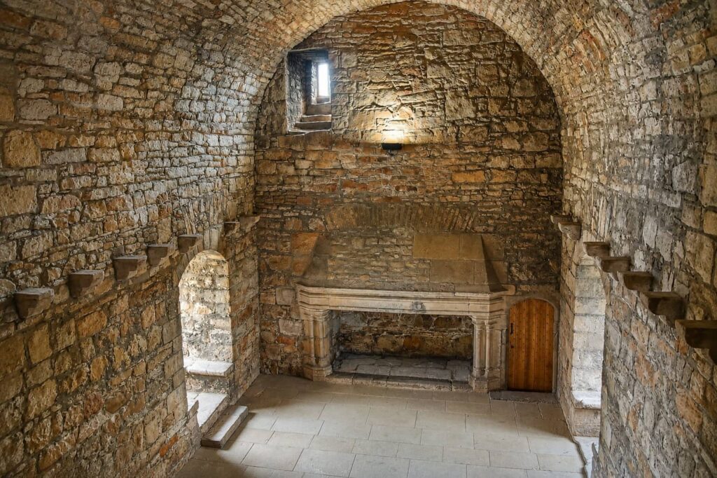 Craigmillar Castle (Scozia): il castello di Mary Stuart e Outlander vicino Edimburgo 30 Sala interna in pietra di Craigmillar Castle con camino e finestra