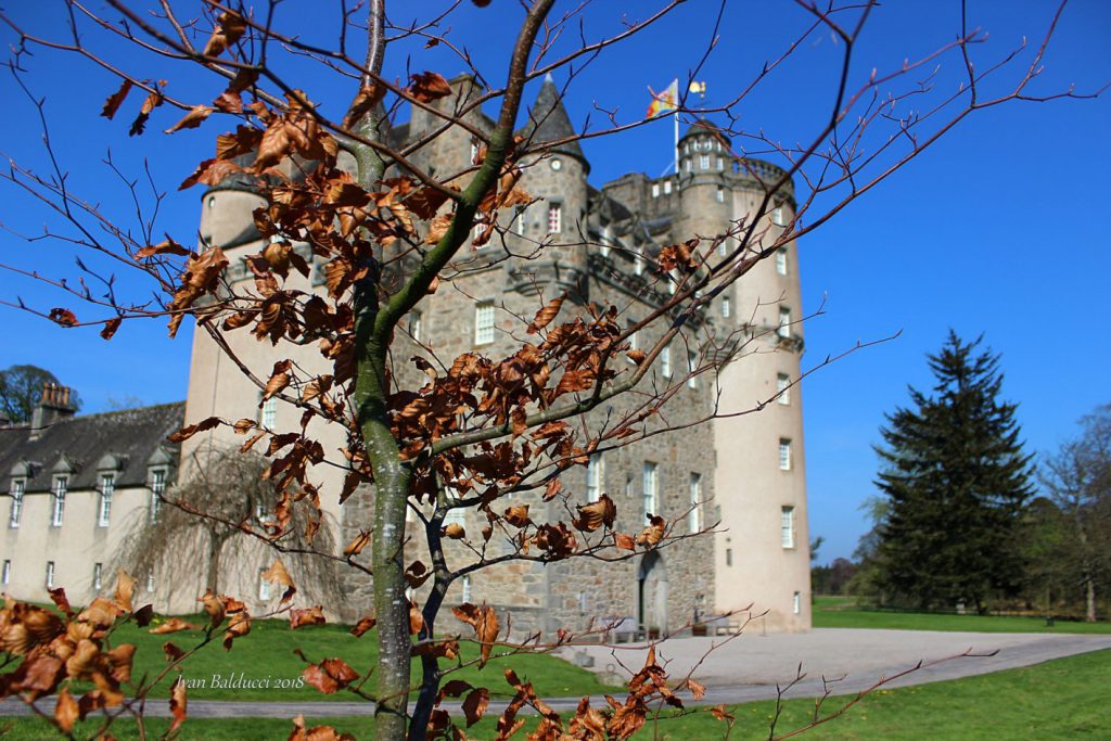 vista laterale castello di fraser - castelli in scozia