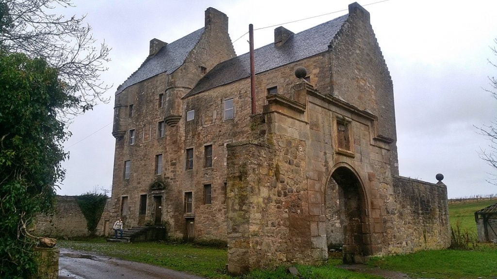 Midhope castle, arco e cortile