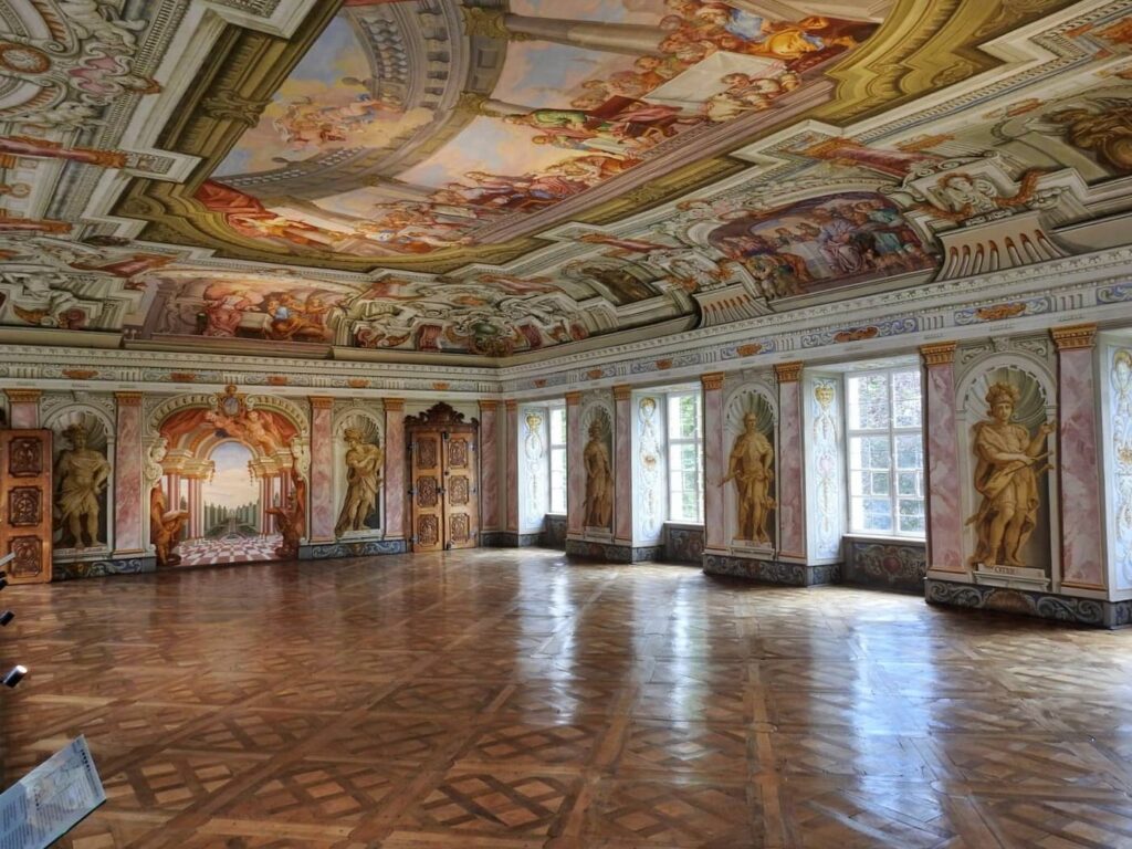 Castello di Herrenchiemsee: la Versailles bavarese sul lago Chiemsee 26 Convento agostiniano di Herrenchiemsee