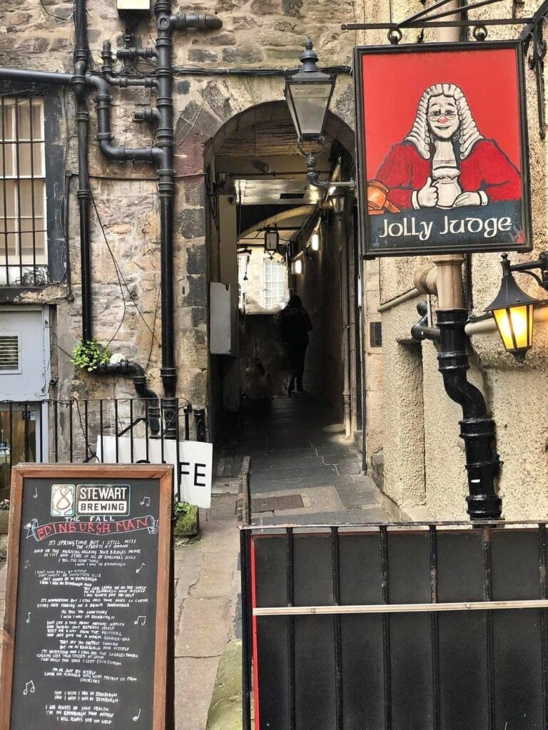 Royal Mile di Edimburgo: tutto sulla strada più famosa della città 34 Jamess Court 4