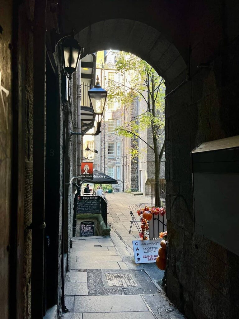 Royal Mile di Edimburgo: tutto sulla strada più famosa della città 35 Jamess Court