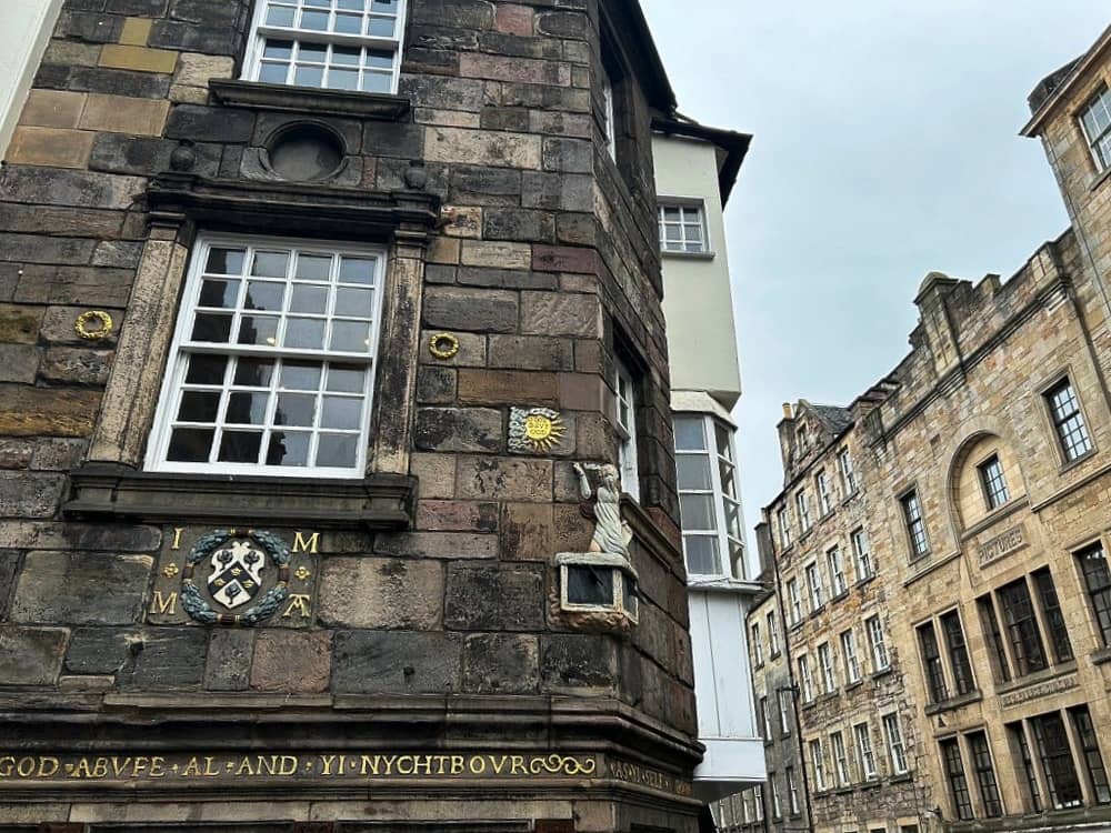 Royal Mile di Edimburgo: tutto sulla strada più famosa della città 96 Moubray House e john knox house