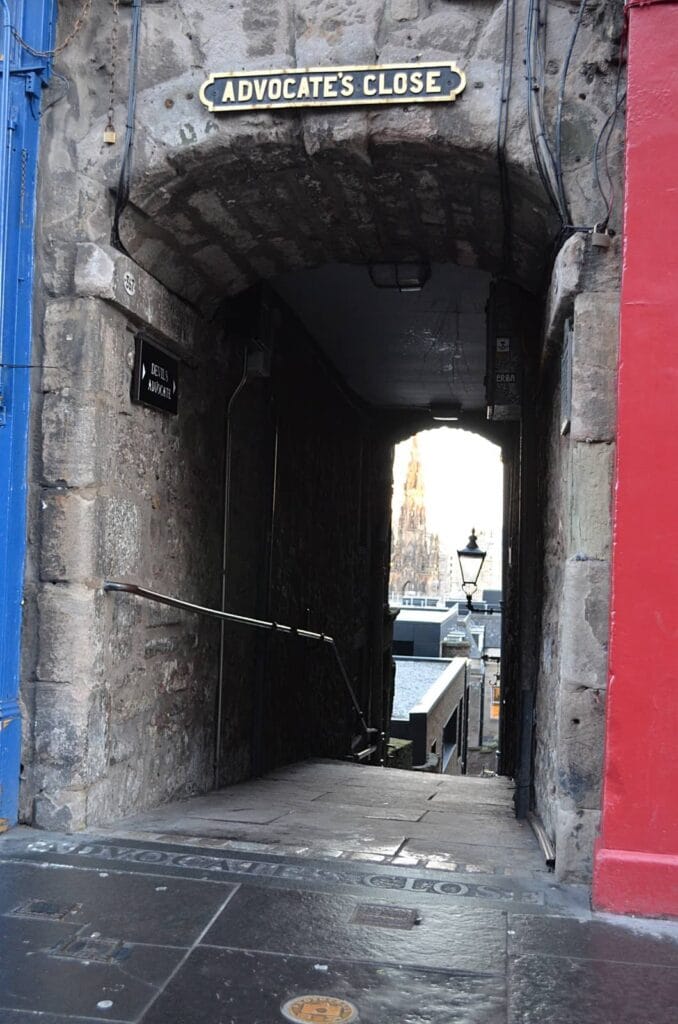 Royal Mile di Edimburgo: tutto sulla strada più famosa della città 80 royal mile edimburgo, advocate's close