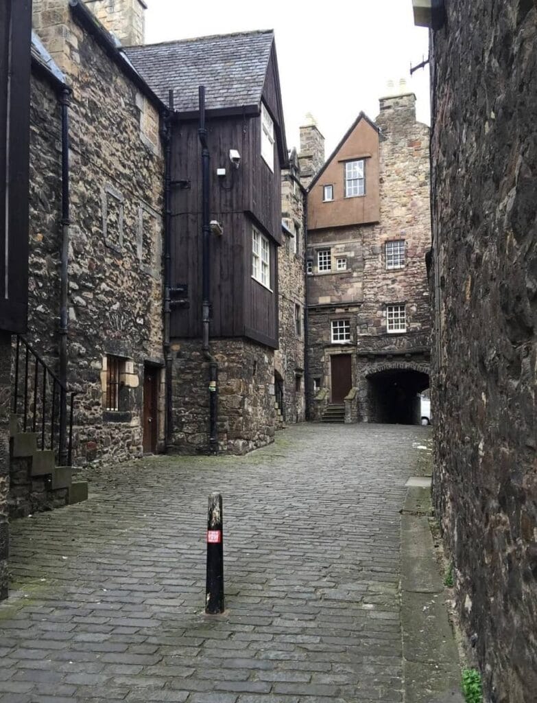 Royal Mile di Edimburgo: tutto sulla strada più famosa della città 123 backhouse close, old town edimburgo