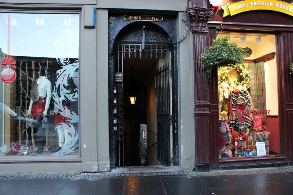 Royal Mile di Edimburgo: tutto sulla strada più famosa della città 75 byre's close, royal mile di edimburgo
