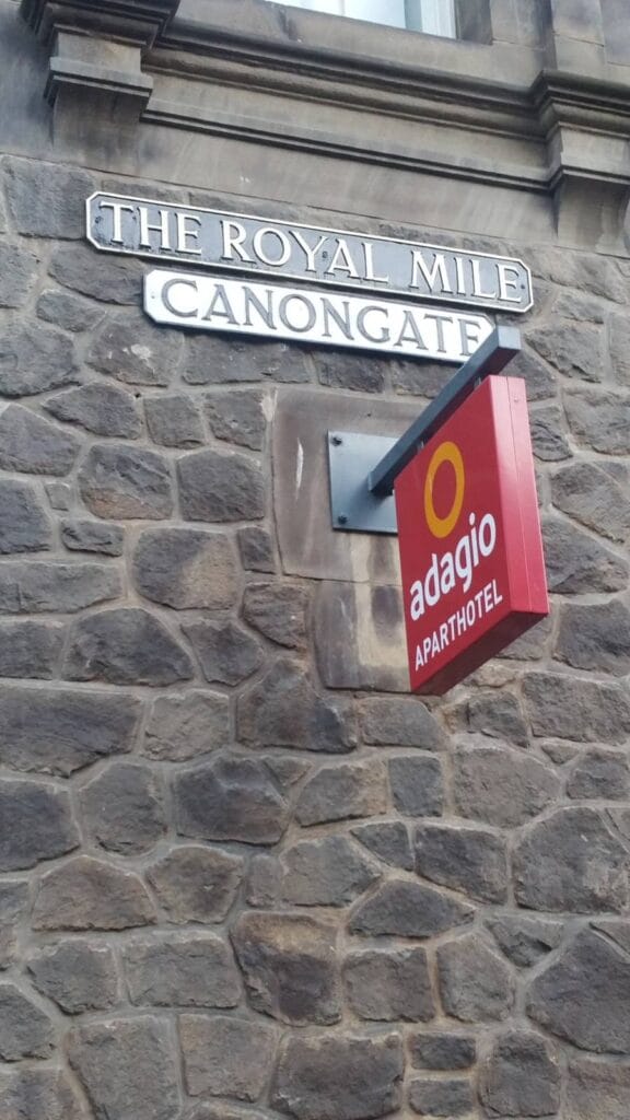 Royal Mile di Edimburgo: tutto sulla strada più famosa della città 115 canongate 2